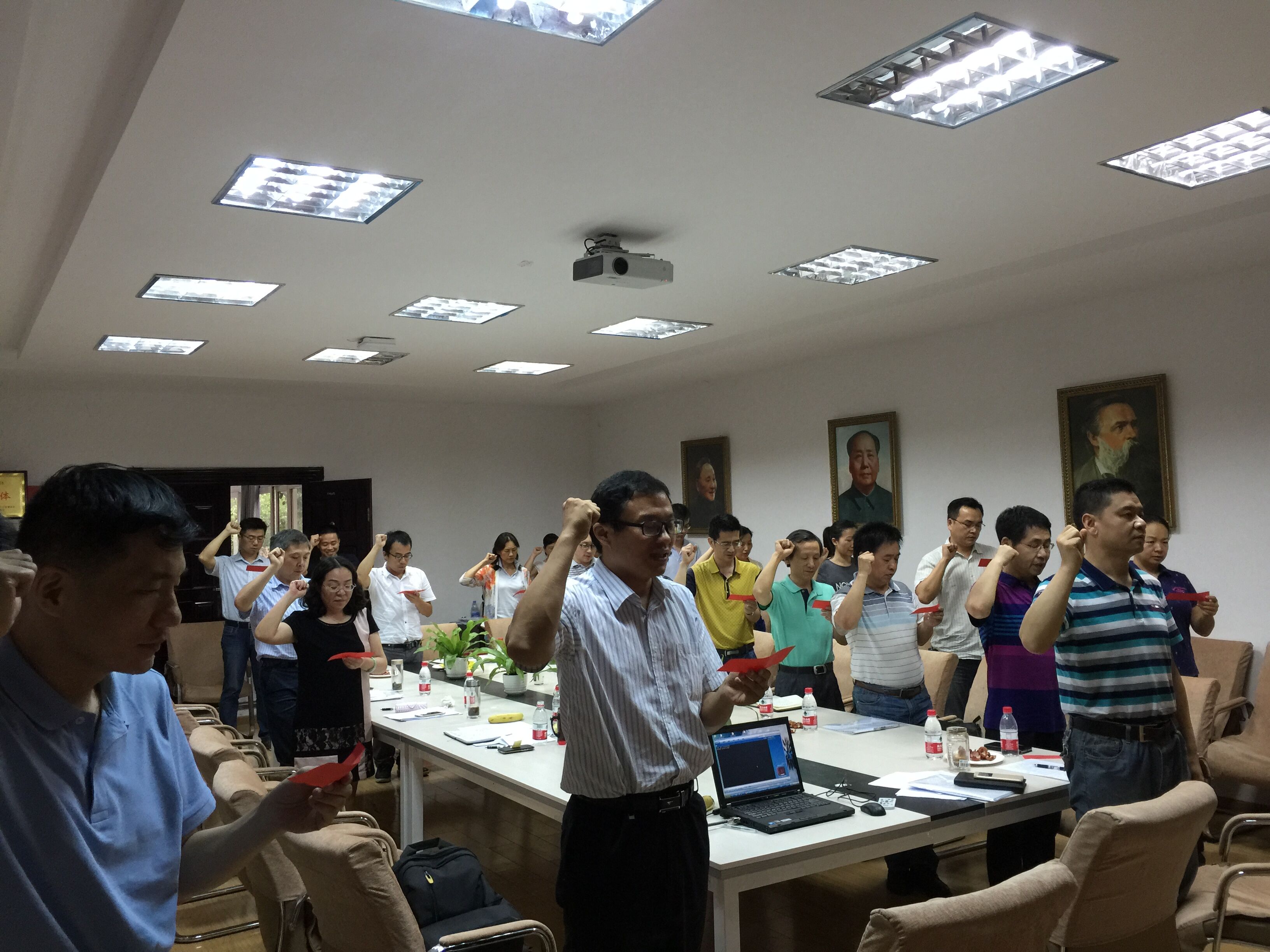 【两学一做】3044永利集团有限公司全体教职工党员重温入党誓词