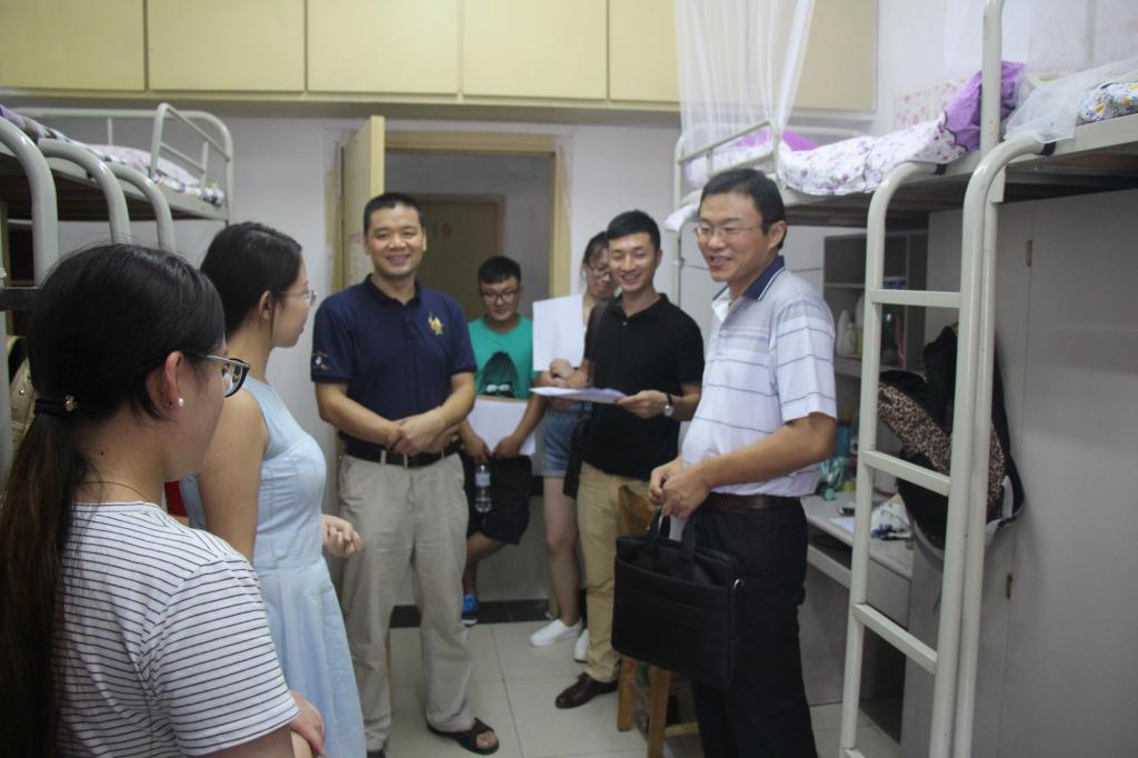 公司领导深入新生宿舍走访慰问