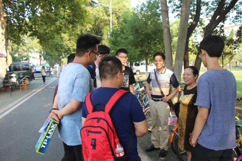 公司领导深入新生宿舍走访慰问