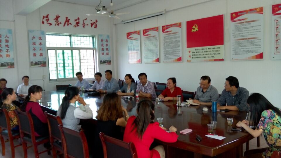 贴心指导农民致富——公司“理论热点面对面”专家组赴英山县乌云山村开展“农家乐”经营讲座