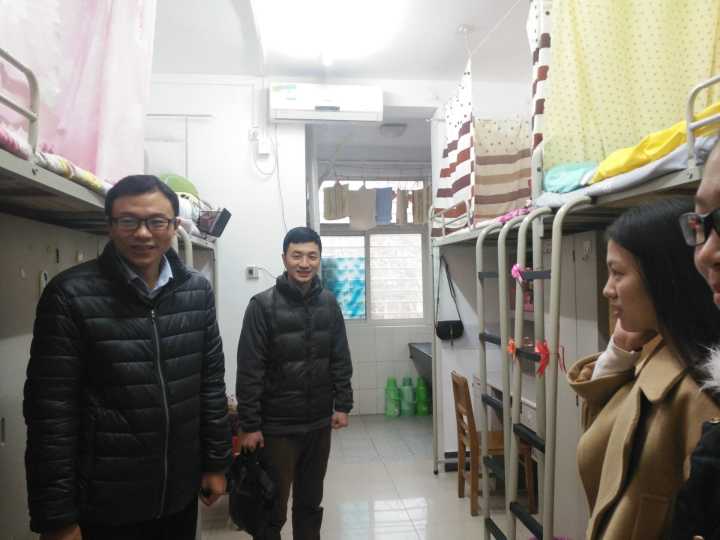 公司领导深入员工宿舍走访慰问